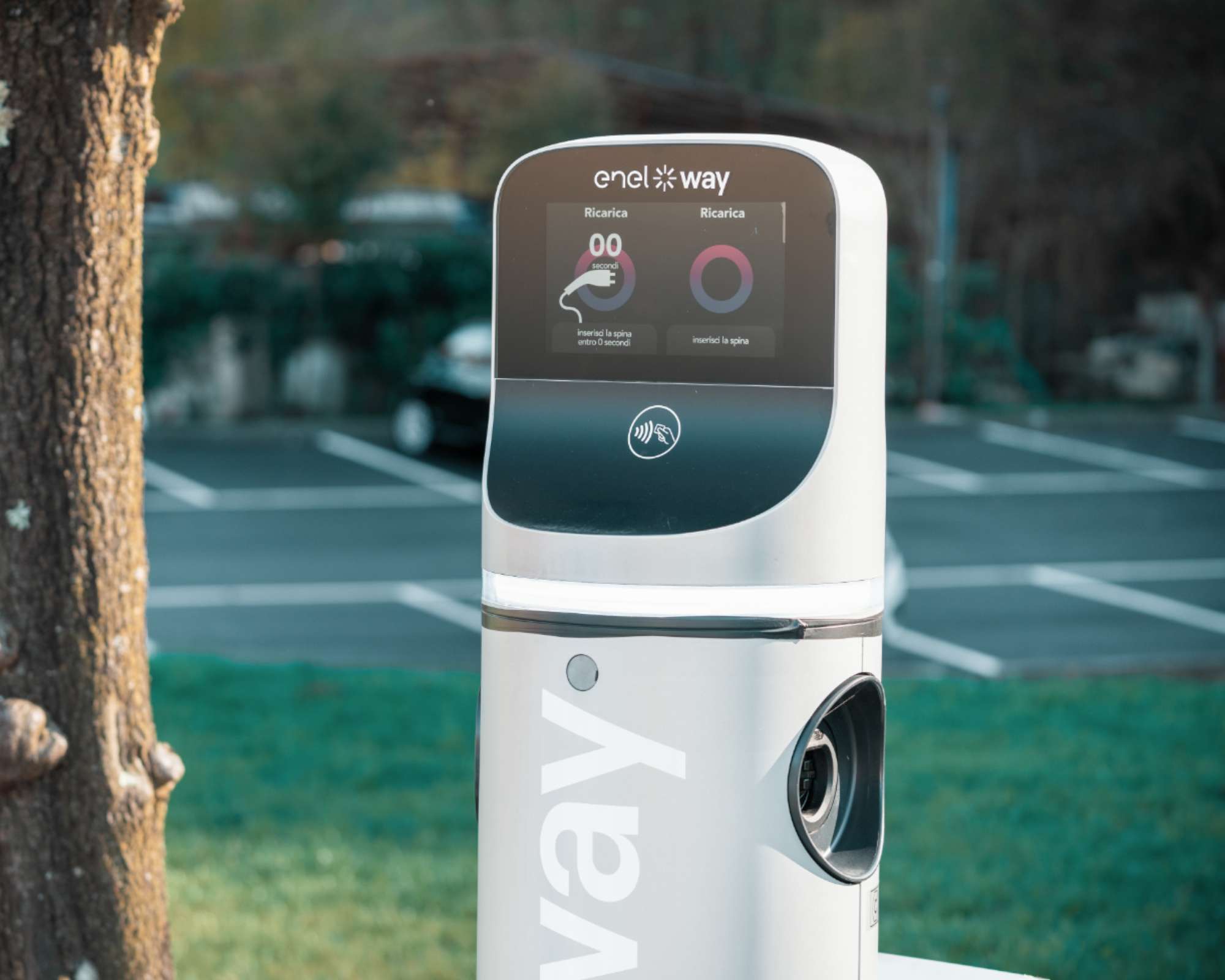 Posizionamento di colonnine di ricarica elettriche nei posteggi.