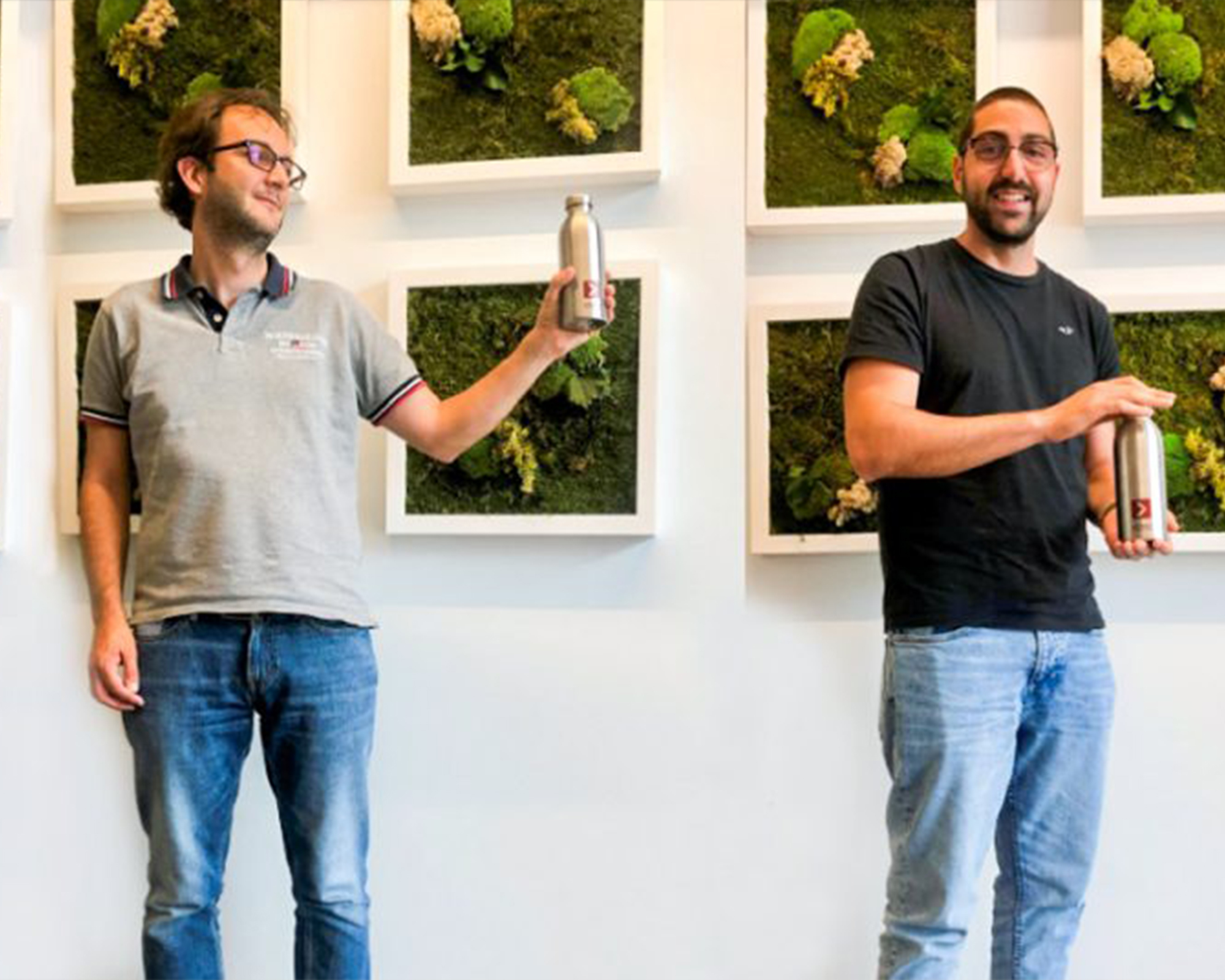 Distribuzione ai collaboratori di pratiche borracce riutilizzabili.